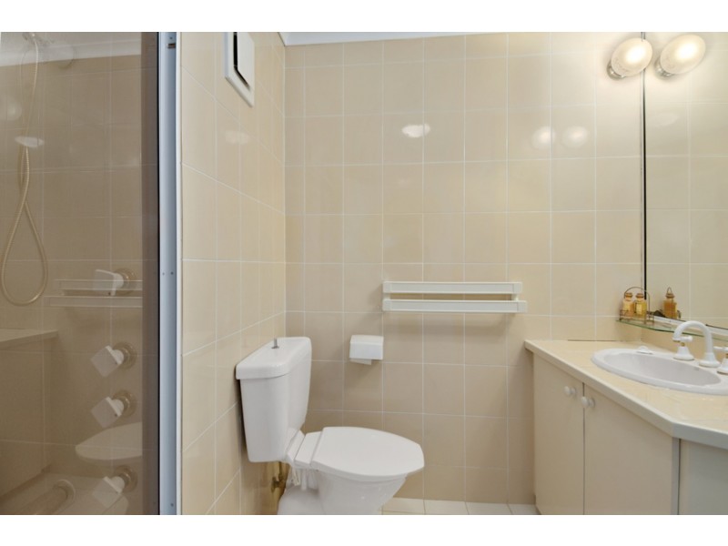 Surfers Beachside/10 Vista Street, Surfers Paradise QLD 4217