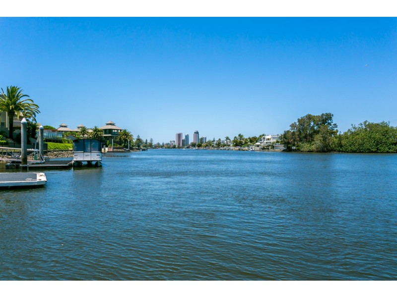 9 La Spezia Court, Isle Of Capri QLD 4217