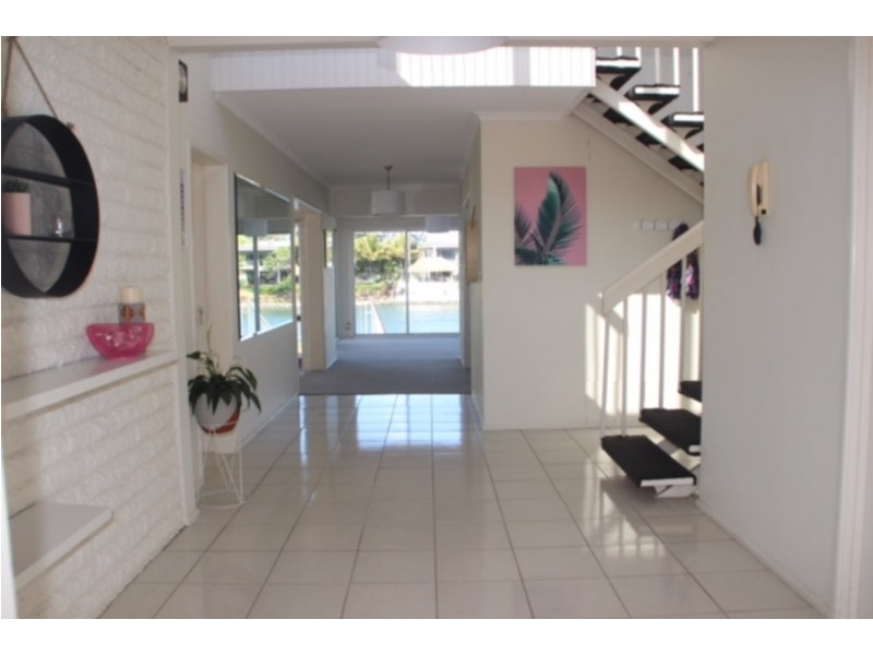 9 La Spezia Court, Isle Of Capri QLD 4217