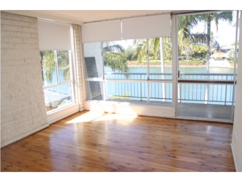 9 La Spezia Court, Isle Of Capri QLD 4217