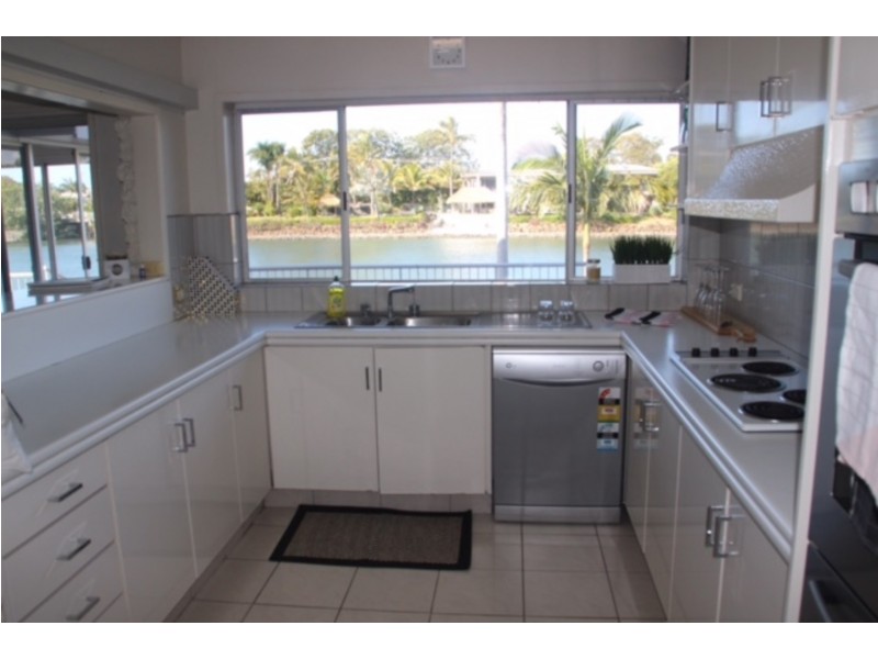 9 La Spezia Court, Isle Of Capri QLD 4217