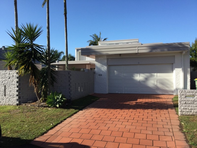 9 La Spezia Court, Isle Of Capri QLD 4217