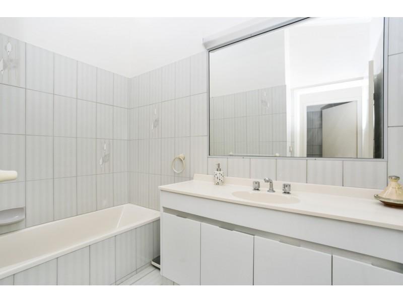 9 La Spezia Court, Isle Of Capri QLD 4217