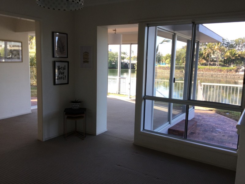 9 La Spezia Court, Isle Of Capri QLD 4217