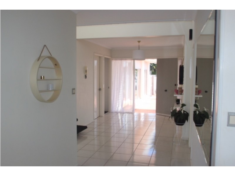 9 La Spezia Court, Isle Of Capri QLD 4217