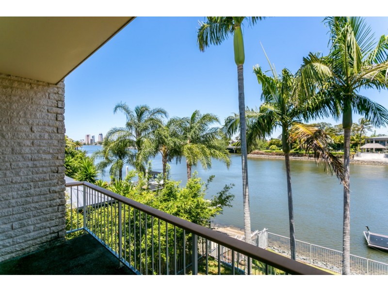 9 La Spezia Court, Isle Of Capri QLD 4217