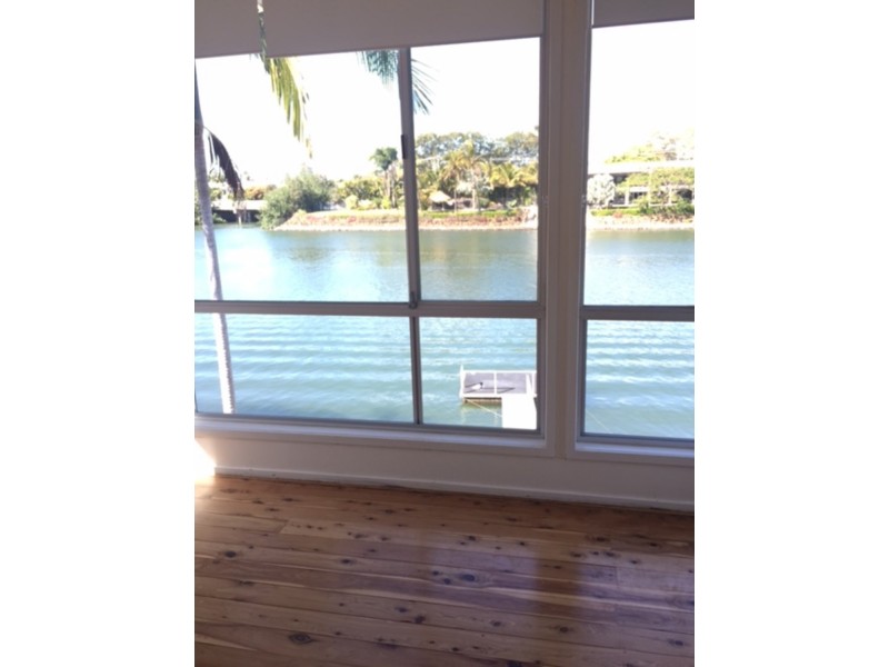 9 La Spezia Court, Isle Of Capri QLD 4217