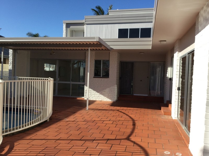 9 La Spezia Court, Isle Of Capri QLD 4217