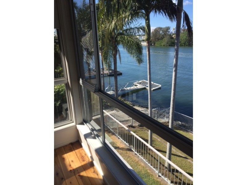 9 La Spezia Court, Isle Of Capri QLD 4217