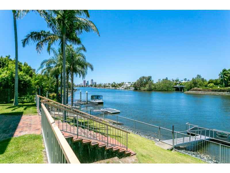 9 La Spezia Court, Isle Of Capri QLD 4217