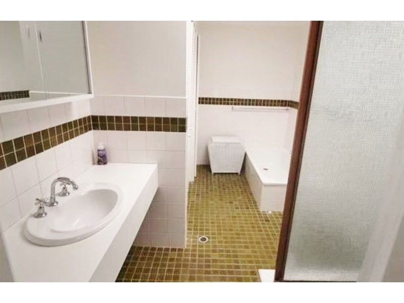 2/191 Scarborough Street, Southport QLD 4215