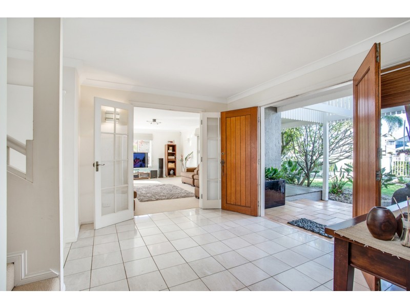 27 Martinique Way, Clear Island Waters QLD 4226