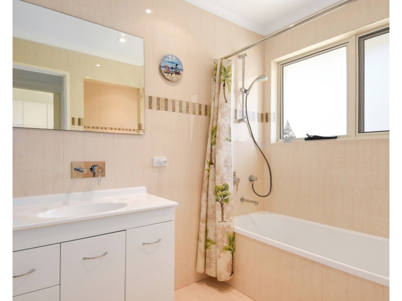 3 Dunbarton Avenue, Sorrento QLD 4217