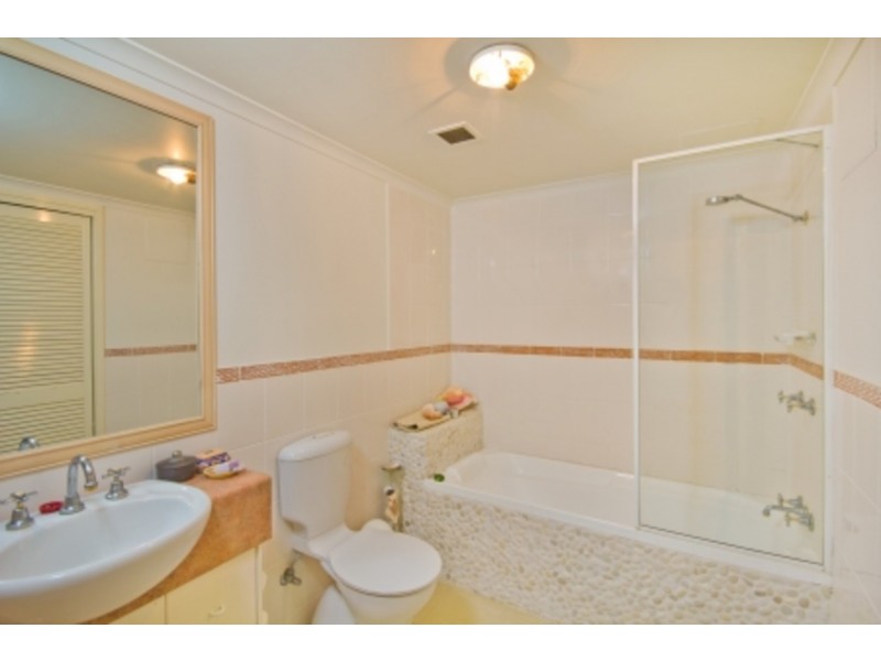 1/12 Tarcoola Crescent, Chevron Island QLD 4217