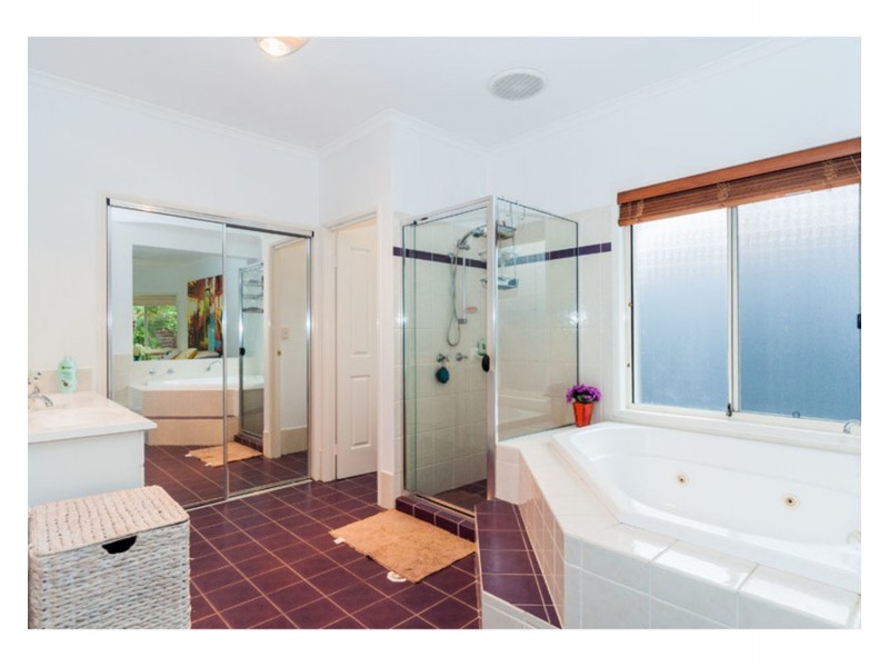 16 Leeds Close, Arundel QLD 4214