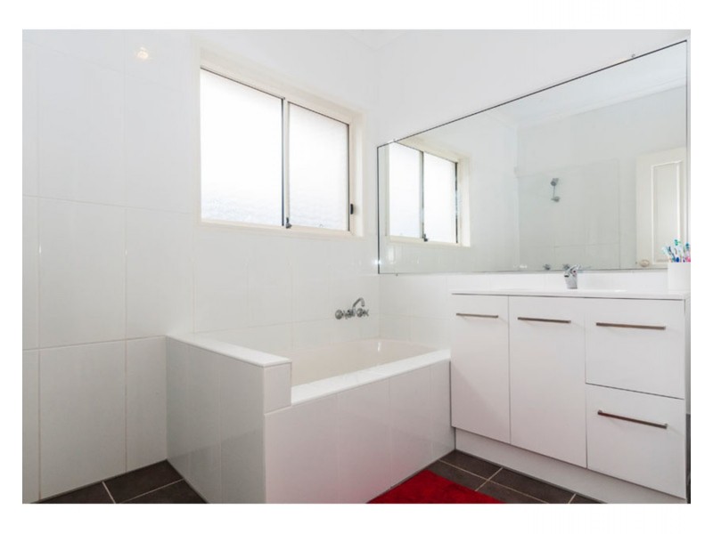 16 Leeds Close, Arundel QLD 4214