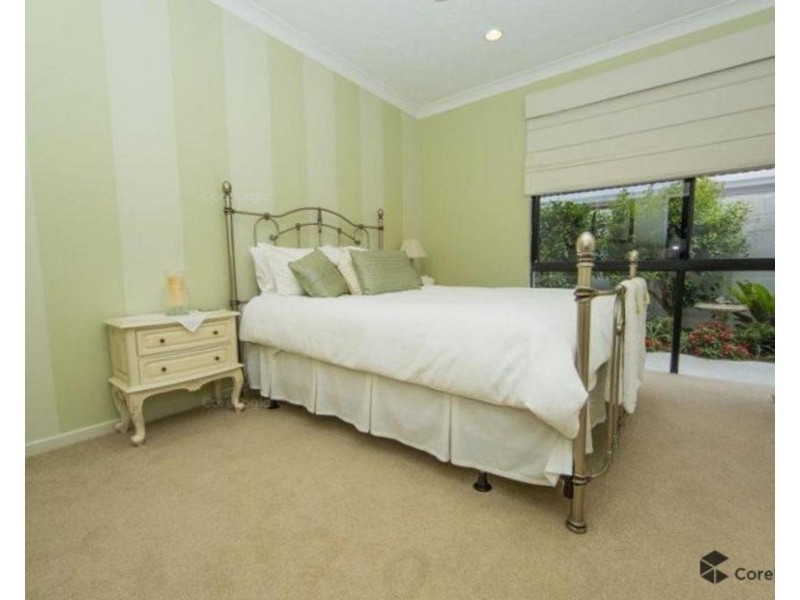 6 Mercedes Place, Bundall QLD 4217