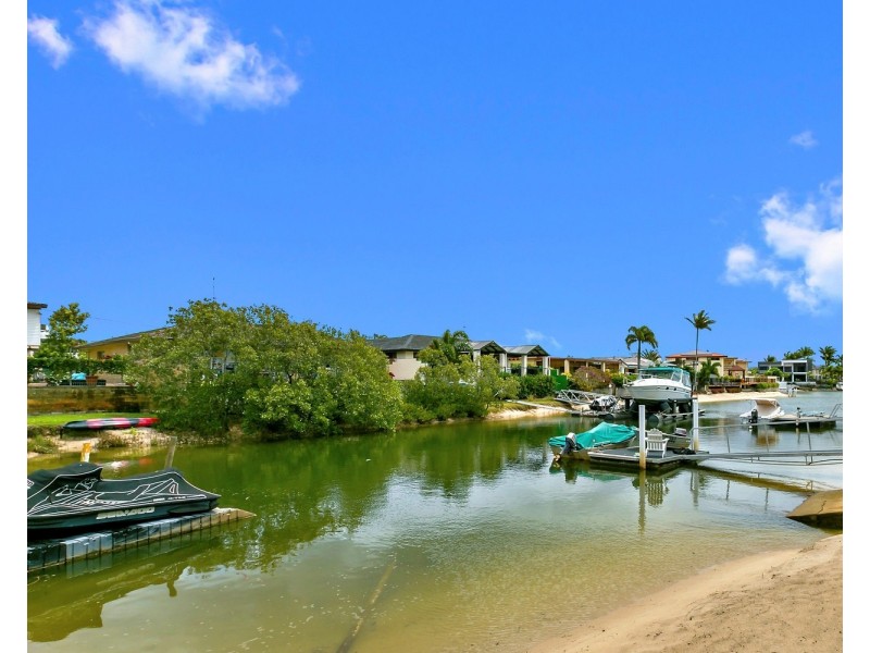 2/2 Carmel Court, Broadbeach Waters QLD 4218