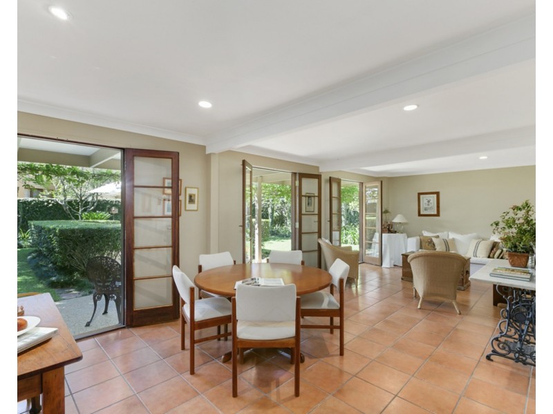 77 Amalfi Drive, Isle Of Capri QLD 4217