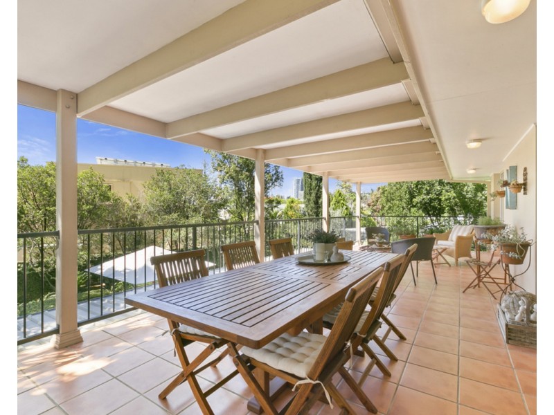 77 Amalfi Drive, Isle Of Capri QLD 4217