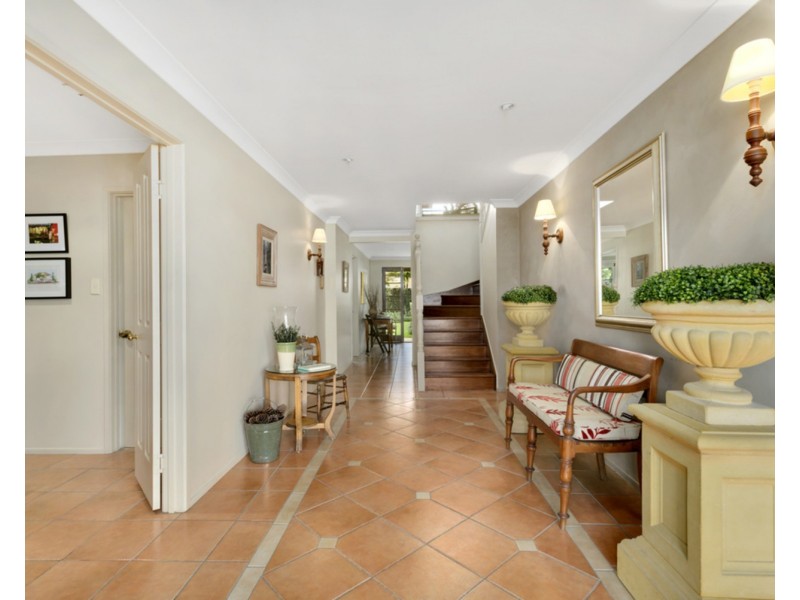 77 Amalfi Drive, Isle Of Capri QLD 4217