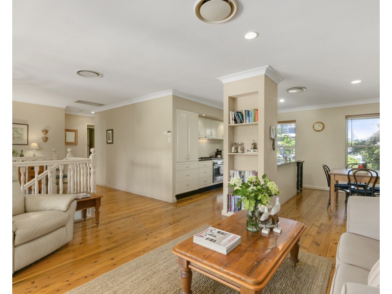 77 Amalfi Drive, Isle Of Capri QLD 4217