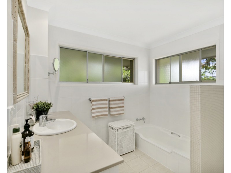 77 Amalfi Drive, Isle Of Capri QLD 4217