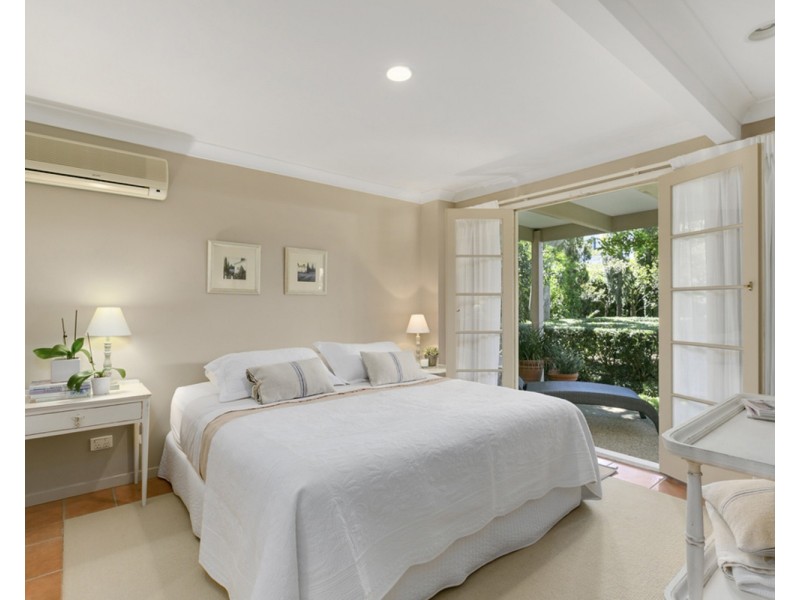 77 Amalfi Drive, Isle Of Capri QLD 4217