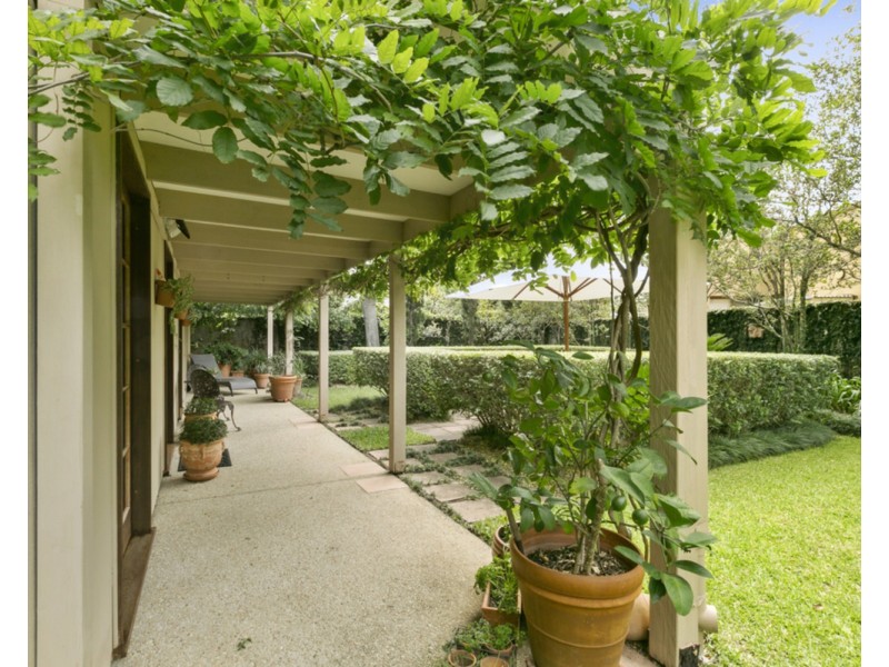 77 Amalfi Drive, Isle Of Capri QLD 4217