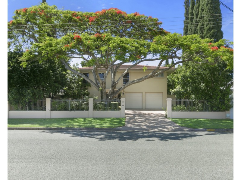77 Amalfi Drive, Isle Of Capri QLD 4217
