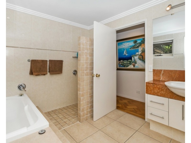 60 Blair Athol Crescent, Sorrento QLD 4217