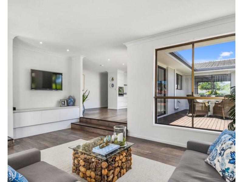 11 Dunbarton Avenue, Sorrento QLD 4217