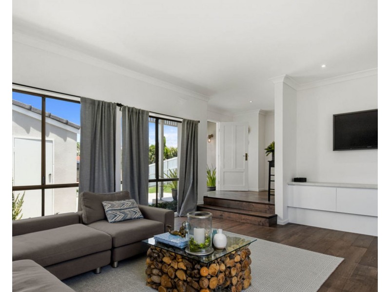 11 Dunbarton Avenue, Sorrento QLD 4217