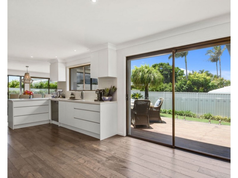 11 Dunbarton Avenue, Sorrento QLD 4217