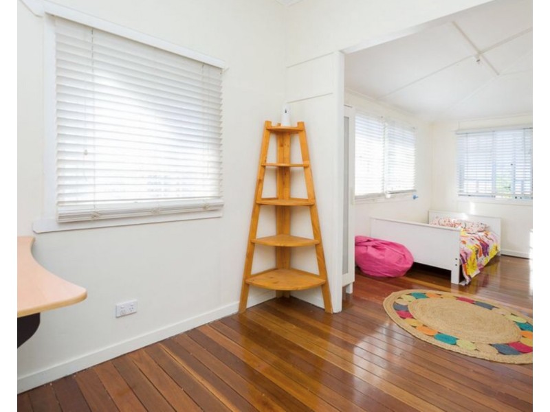 1077 Logan Road, Holland Park West QLD 4121