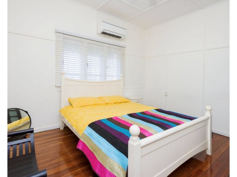 1077 Logan Road, Holland Park West QLD 4121