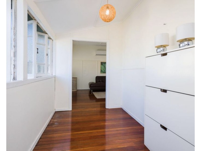 1077 Logan Road, Holland Park West QLD 4121