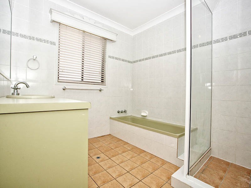 105  Meadowlands  Road, Carindale QLD 4152