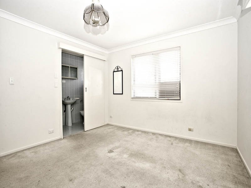 105  Meadowlands  Road, Carindale QLD 4152