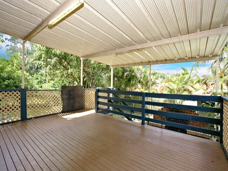 105  Meadowlands  Road, Carindale QLD 4152