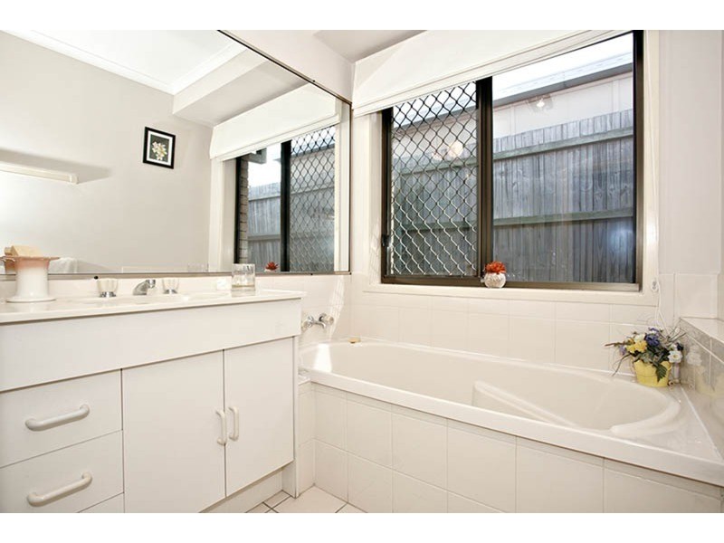 32  Bottlebrush Drive, Regents Park QLD 4118