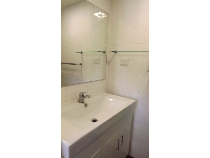 2a/2 Dorchester  Street, Highgate Hill QLD 4101