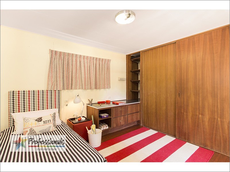 17 Reuben Street, Holland Park QLD 4121