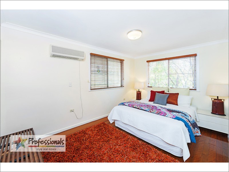 17 Reuben Street, Holland Park QLD 4121