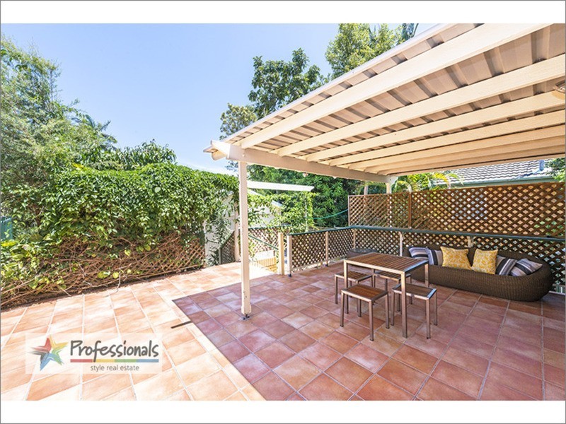 17 Reuben Street, Holland Park QLD 4121