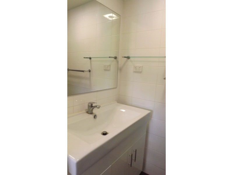 2b/2 Dorchester Street, Highgate Hill QLD 4101
