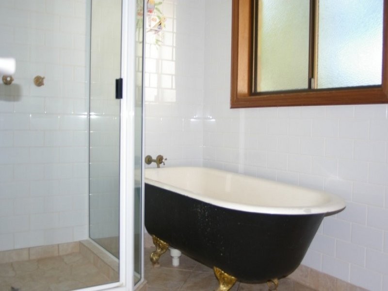16 Gordon Crescent, Withcott QLD 4352
