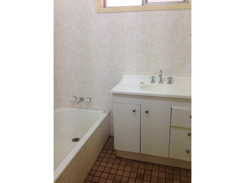 9 Lister Street, Harristown QLD 4350