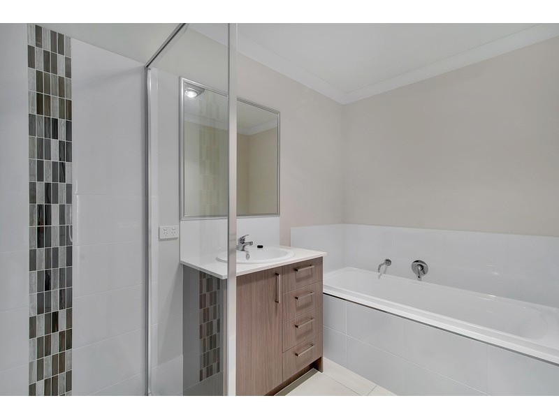 1/5 Adelaide Street, Cranley QLD 4350