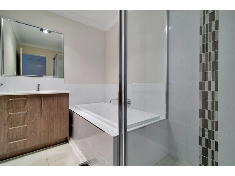 2/5 Adelaide Street, Cranley QLD 4350